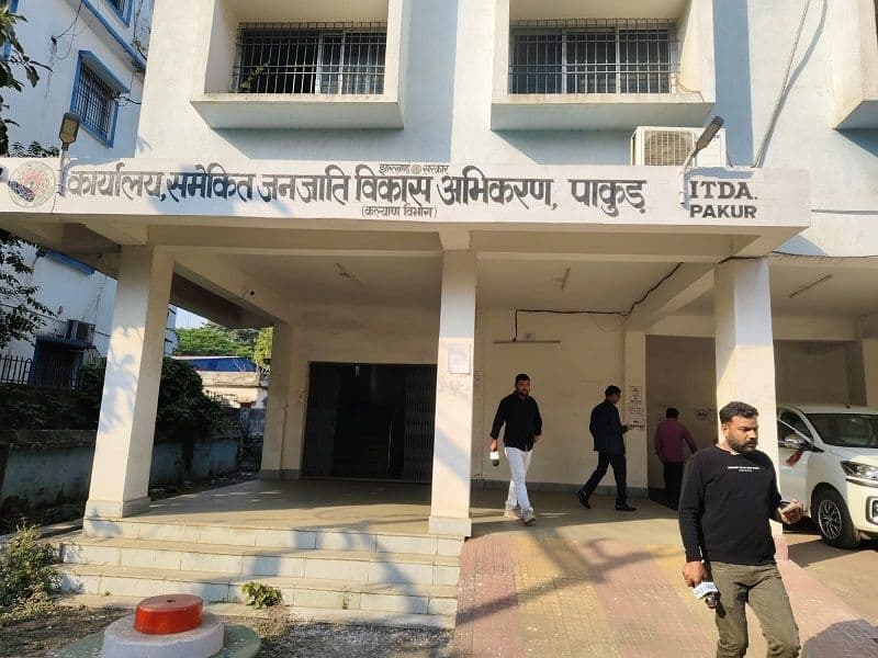 कल्याण विभाग में हुई 12 करोड़ की फर्जीवाड़े में पाकुड़ पुलिस की तफ्तीश शुरू, तीन कर्मी को हिरासत ले पूछताछ जारी 