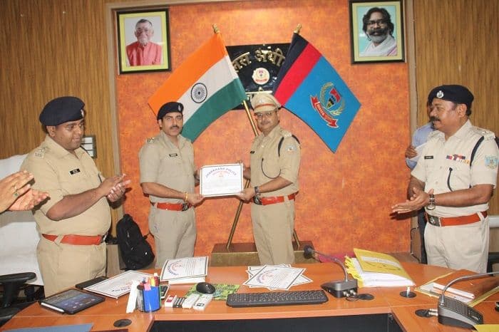 बड़कागांव थाना प्रभारी दीपक कुमार सिंह के कार्य कुशलता देखकर डीआईजी एवं एसपी ने प्रशस्ति पत्र देकर सम्मानित किया