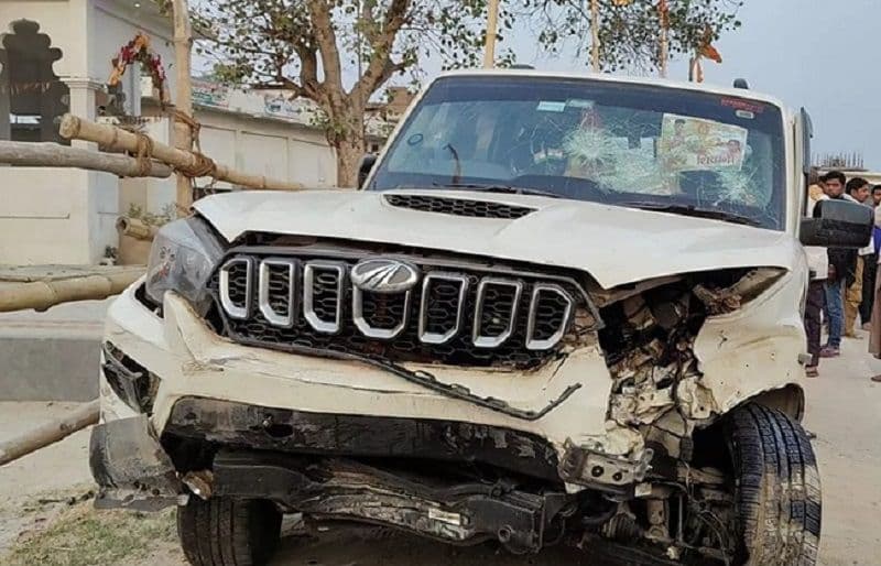 बरात से लौट रही स्कार्पियो डिवाइडर से टकराई, दो भाइयों समेत चार की मौत