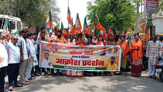 झारखंड सरकार के मंत्री हाफिजूल हसन के बयान पर गरमाई सियासत, सरायकेला में भाजपा ने निकाली जनाक्रोश रैली