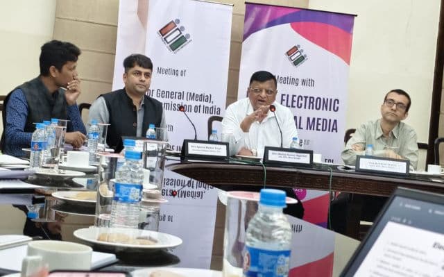 सभी उपायुक्त को चुनाव आयोग का सख्त निर्देश, निजी हाउसिंग कॉम्प्लेक्सों में बूथ पर राजनीतिक दलों की सलाह को करें नज़रअंदाज़