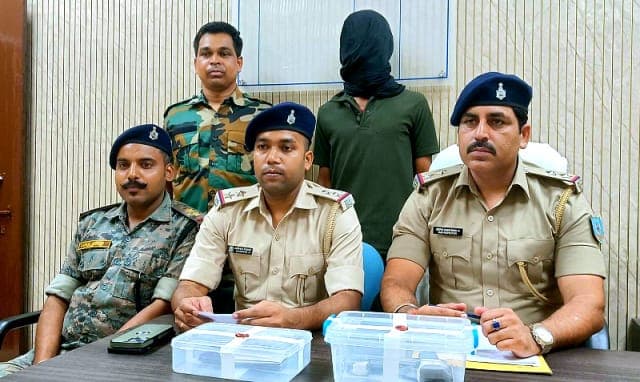 बड़कागांव के जंगल में अपराध की साजिश नाकाम, प्रिंस खान गिरोह का एक सदस्य हथियार-गोलियों के साथ गिरफ्तार, दो फरार